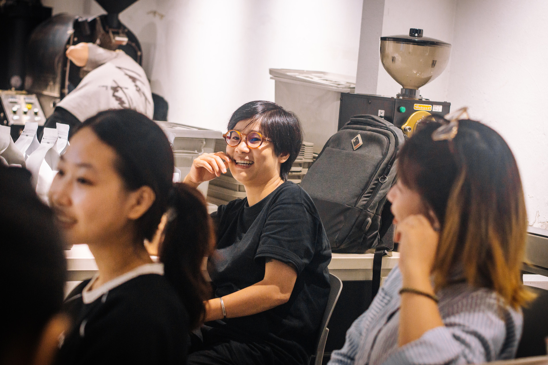 Thanh Thanh Tâm hướng dẫn học viên tại xưởng rang